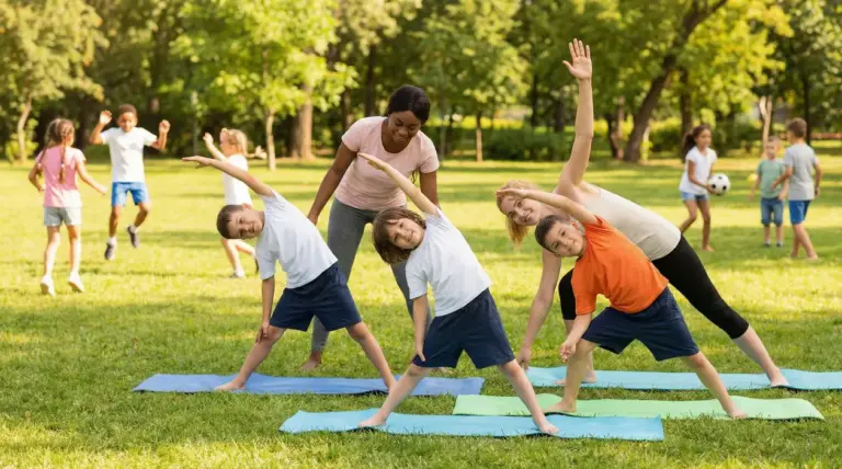 Bambini che fanno esercizi di stretching all'aperto con due adulti su un prato verde
