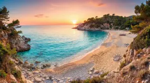 Spiaggia tranquilla con sabbia dorata e mare cristallino al tramonto, circondata da scogli e pini