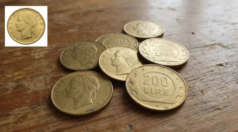 Vecchie monete italiane da 200 lire su una superficie in legno